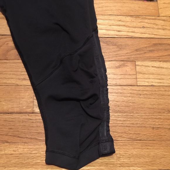 Lululemon black workout capri pants - sz 8 - Picture 2 of 5